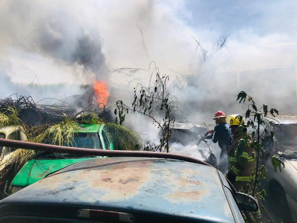 Atienden Bomberos incendio de vehículos en el Corralón Federal de Tepic