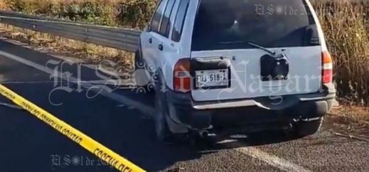 Abandonan Camioneta Tras Chocar Contra Barrera Metálica En La Carretera